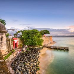 Ellos desean visitar el viejo san juan.